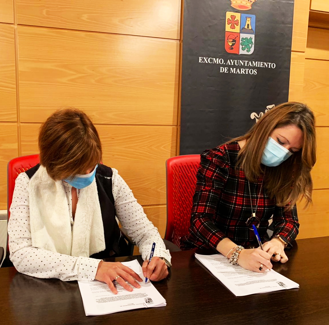 Firmados sendos convenios de colaboración con el Ayuntamientos para el apoyo al Comercio Local y el Mantenimiento de la Sede Social 