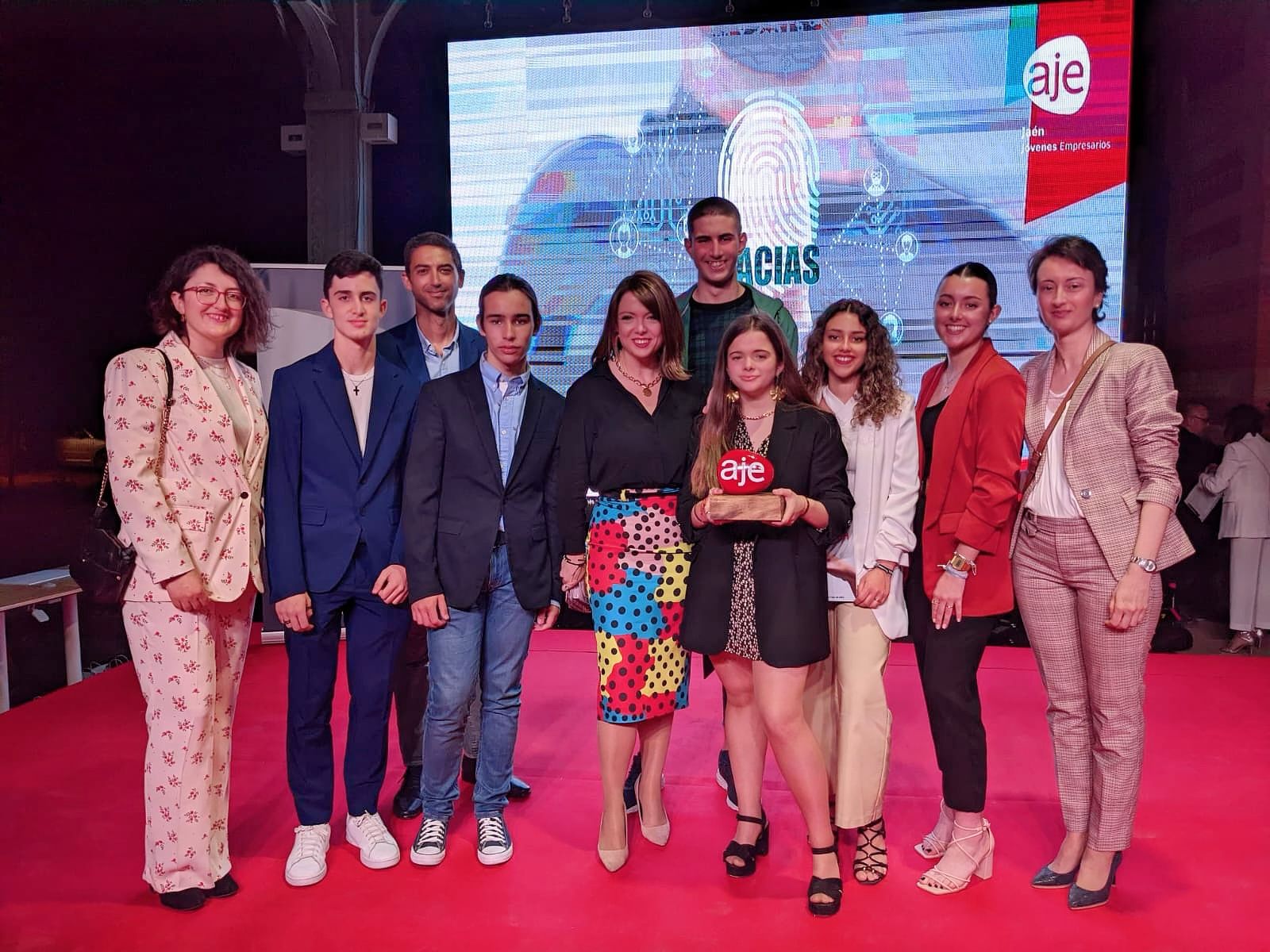 La Presidenta de ASEM, acompaña al IES Fernando III, en la entrega de los Premios AJE Jaén