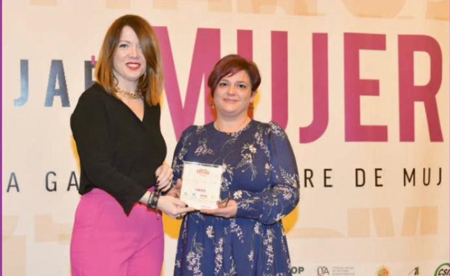 La Presidenta de ASEM entrega el Premio Mujer Creativa en la Gala Jaén Mujer 