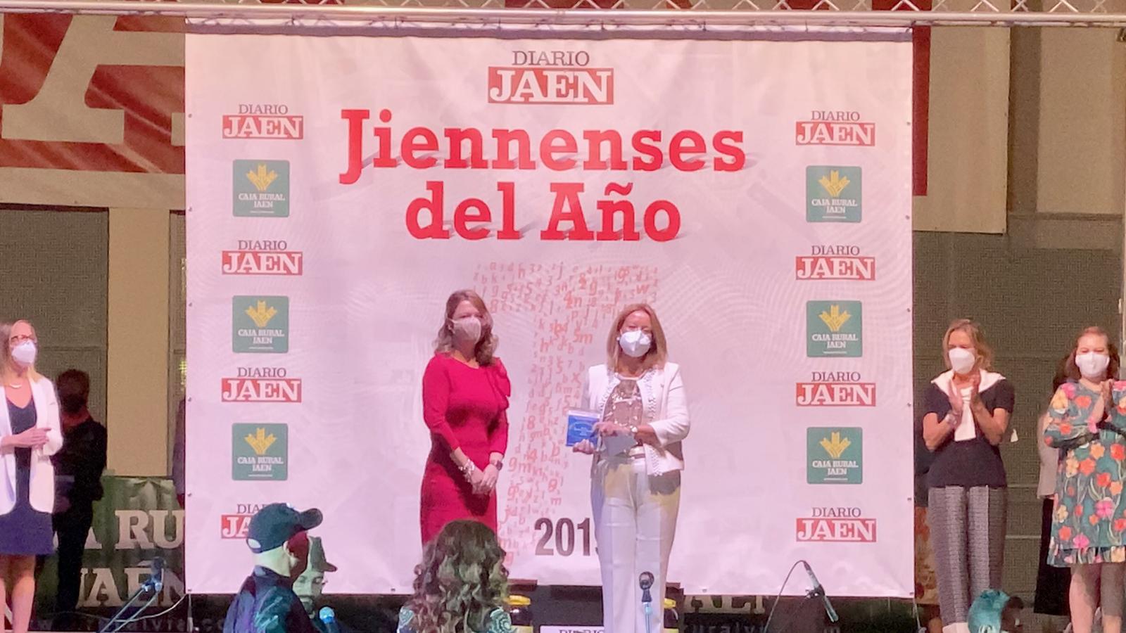 La Presidenta de ASEM, Ana Belén Molina entrega el Premio Honorífico en la Gala Jiennenses del Año