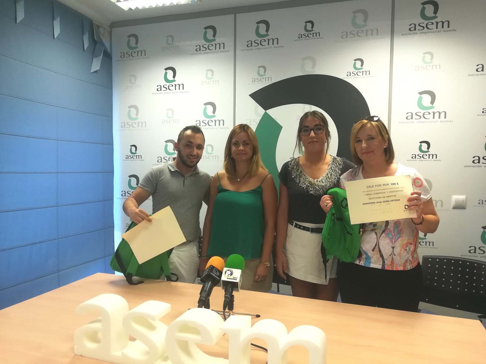 Alicia Galiana y Gema Ortega, ganadoras de los dos cheques de 100 € sorteados por ASEM